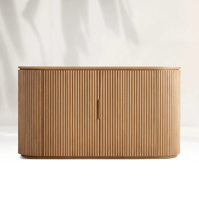 Gabinete lateral de roble en la sala de estar