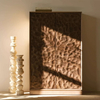 Gabinete de bronce texturizado