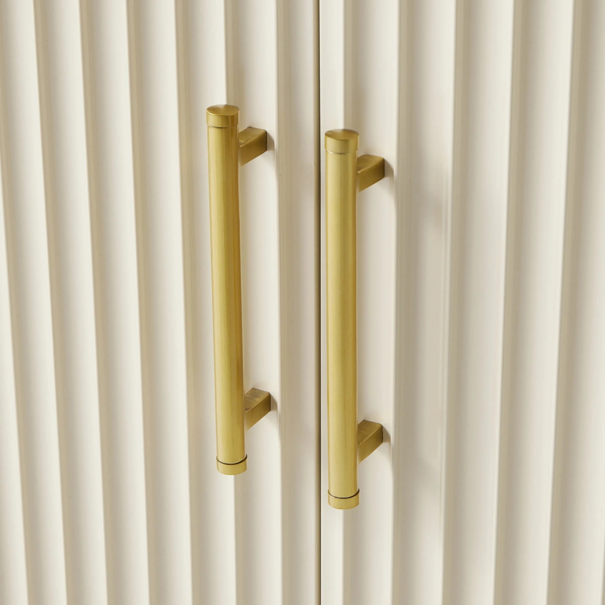 Gabinete ranurado de madera negra moderna