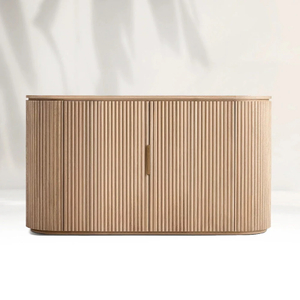 Gabinete lateral de roble en la sala de estar