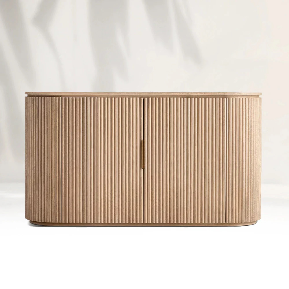 Gabinete lateral de roble en la sala de estar