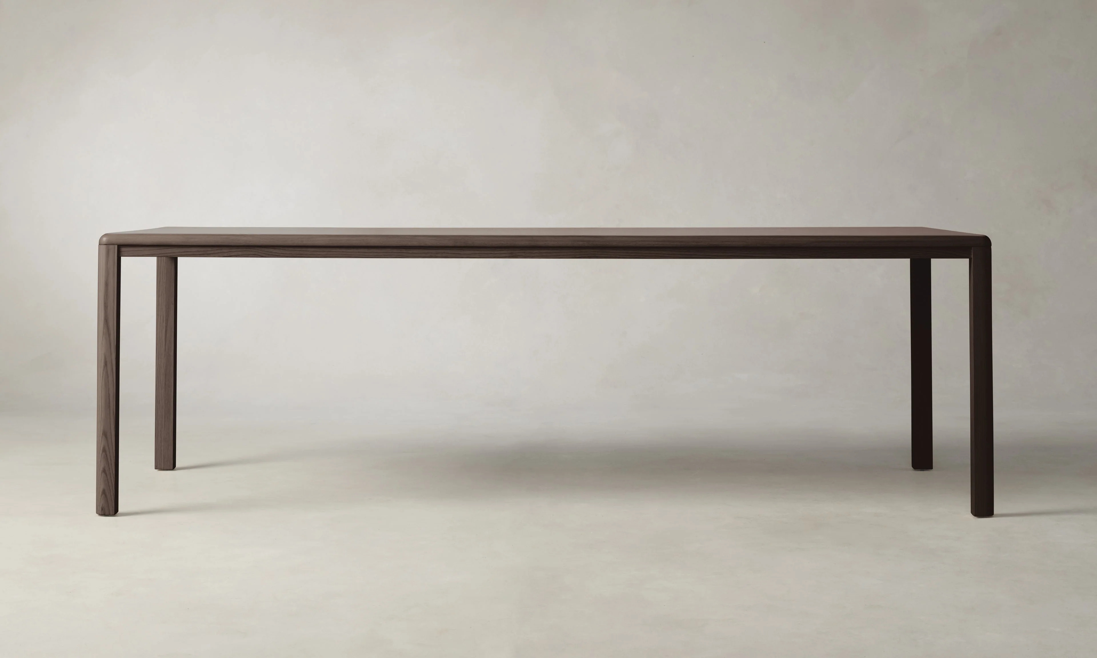 Mesa de comedor de cenizas rectas y forradas