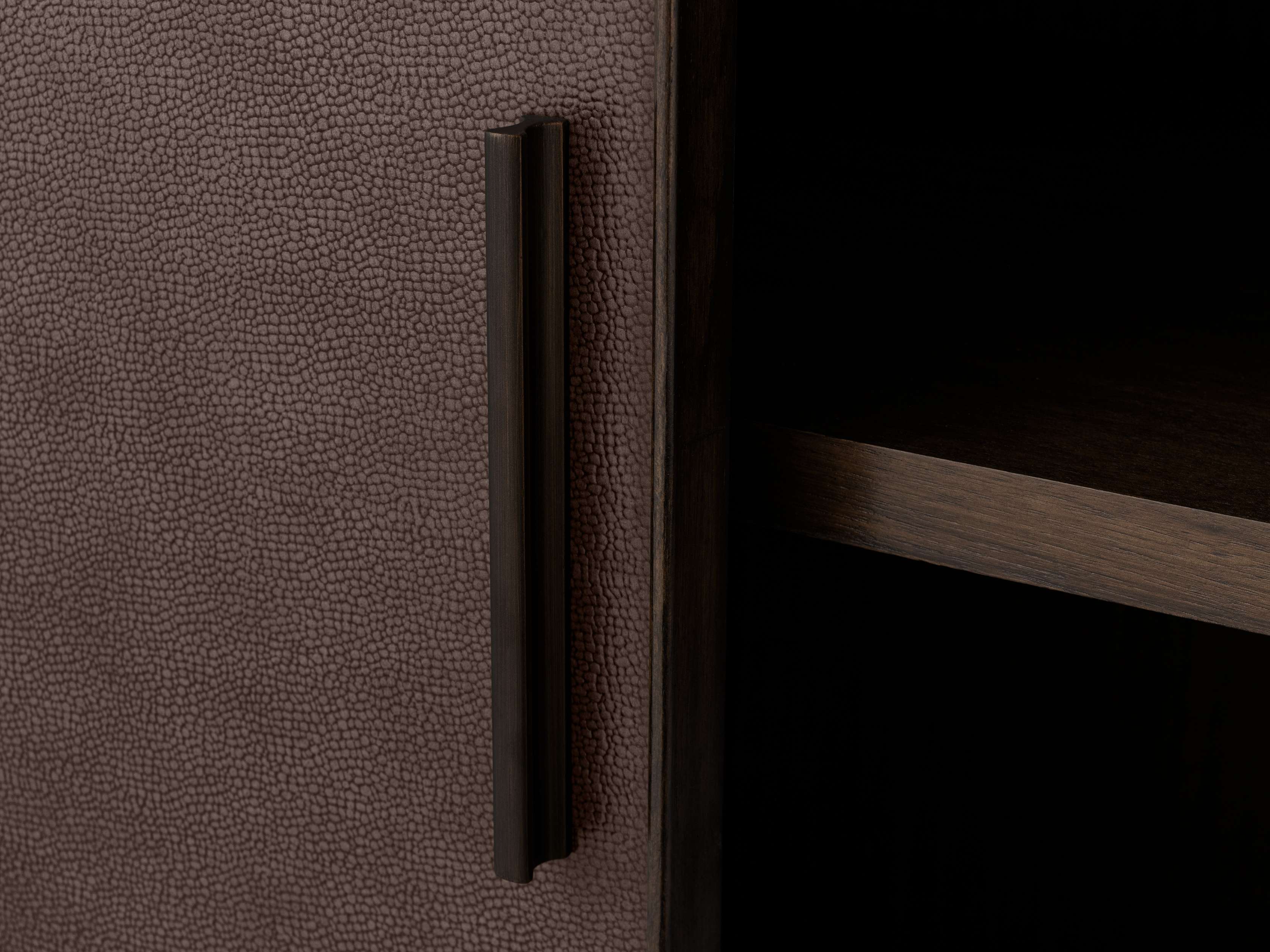 Armario minimalista de dise&ntilde;o de piernas alto