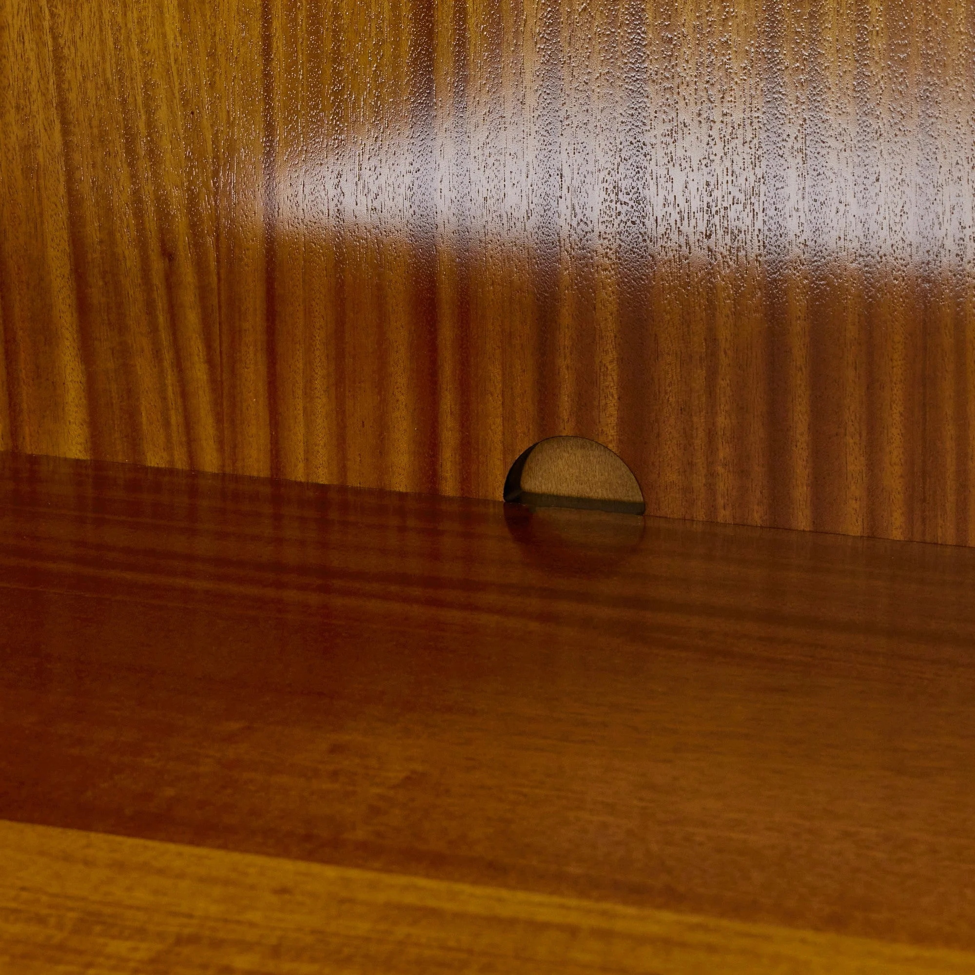 Gabinete de almacenamiento negro de puerta doble con cajón