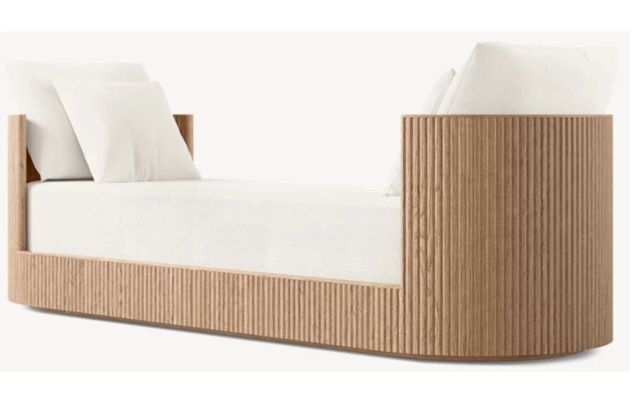 Tablero de sala de estar francés al final de la cama