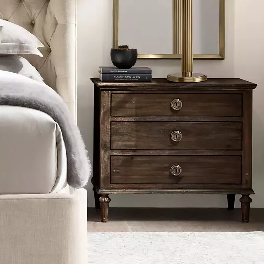 Rattan & Wood Nightsand: Construya una base cálida para el dormitorio con textura clásica