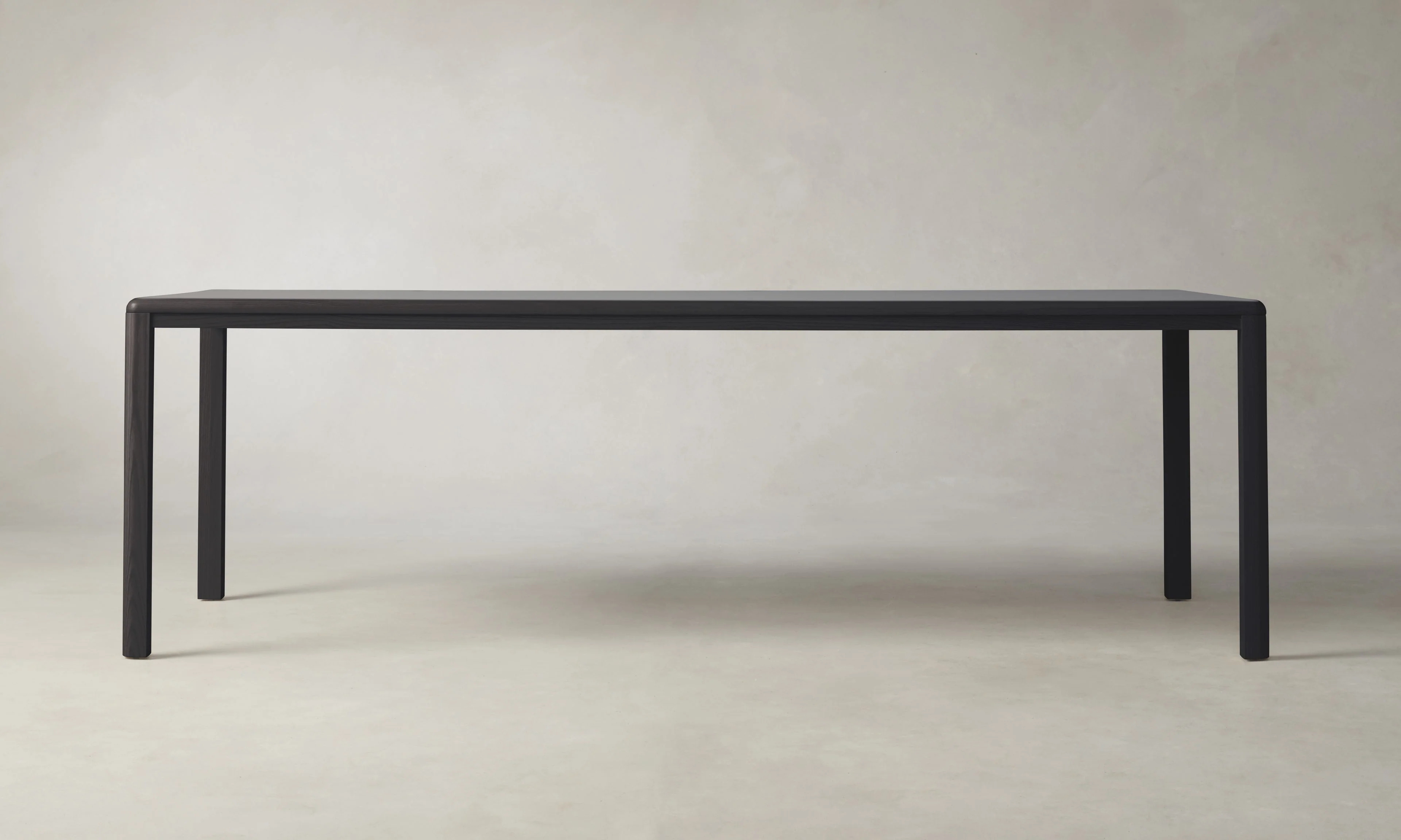 Mesa de comedor de cenizas rectas y forradas