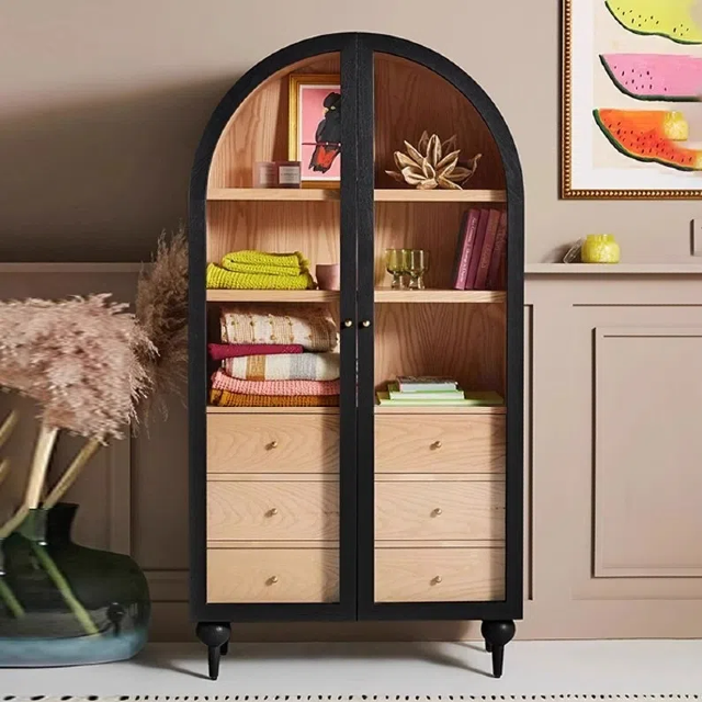 ¿Cómo puede una estantería de madera maciza cumplir múltiples funciones?