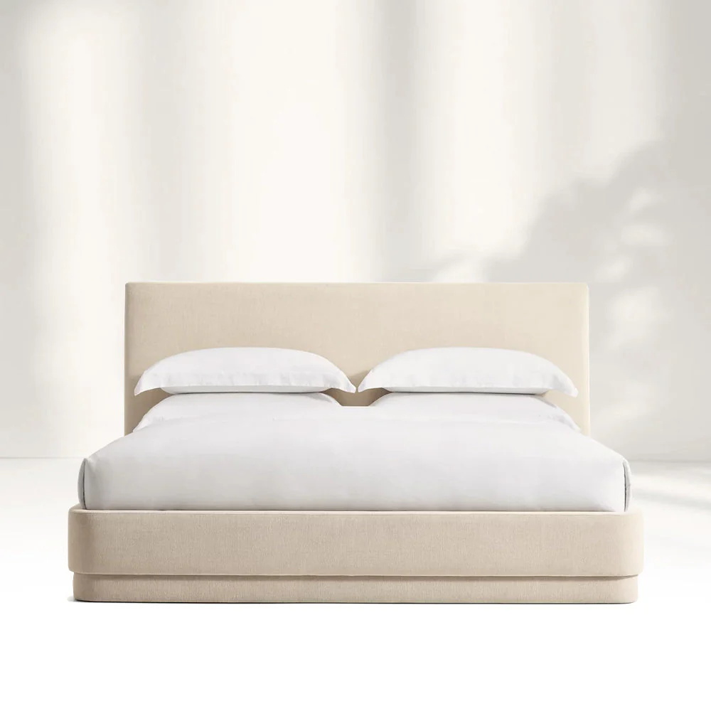 Cama doble tapizada suave con bordes rectos