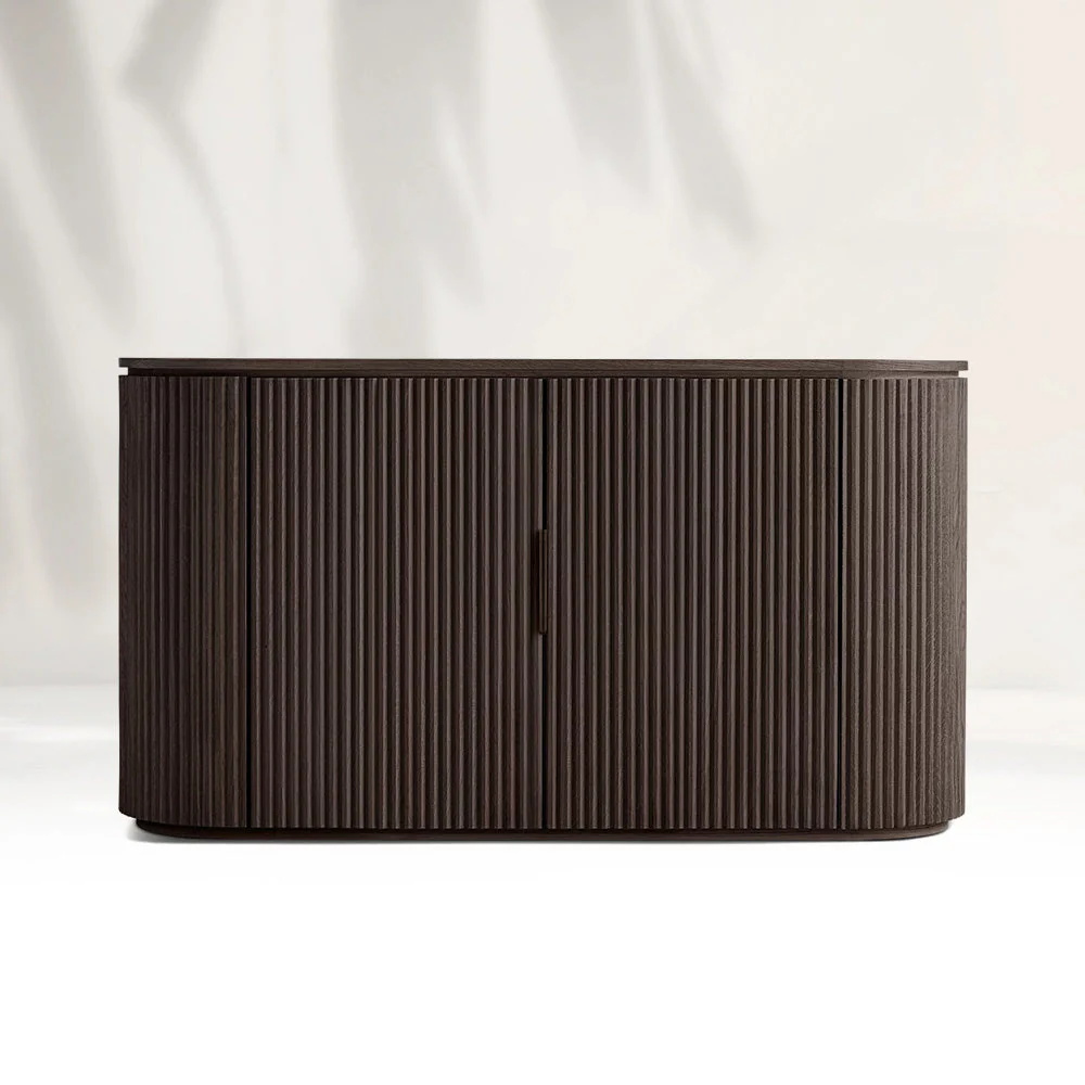 Gabinete lateral de roble en la sala de estar