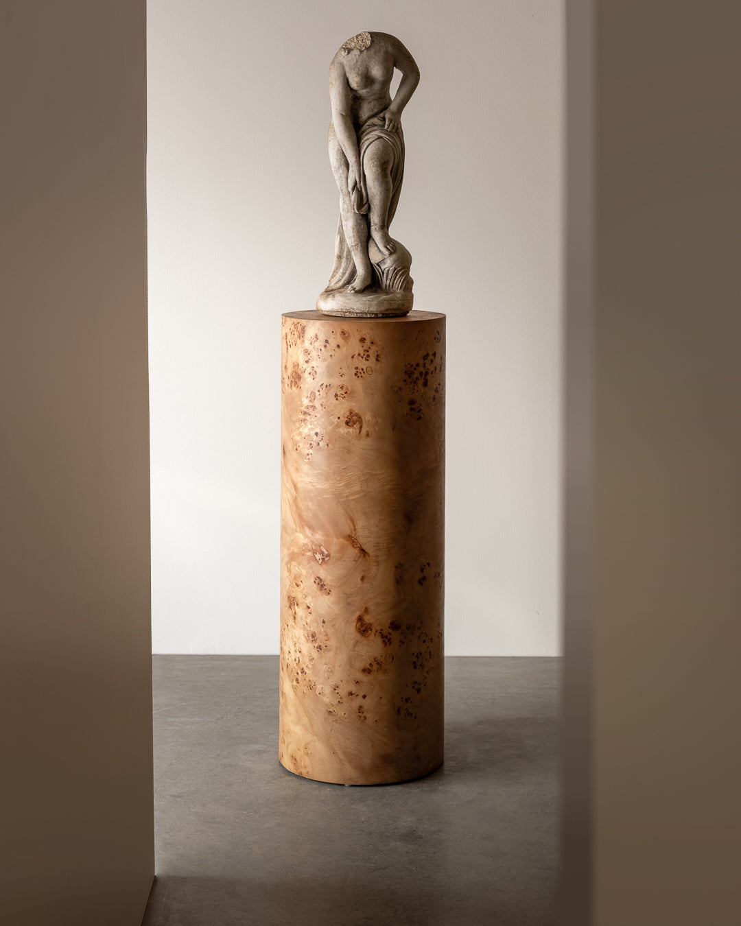 Mesa de noche de corteza de árbol