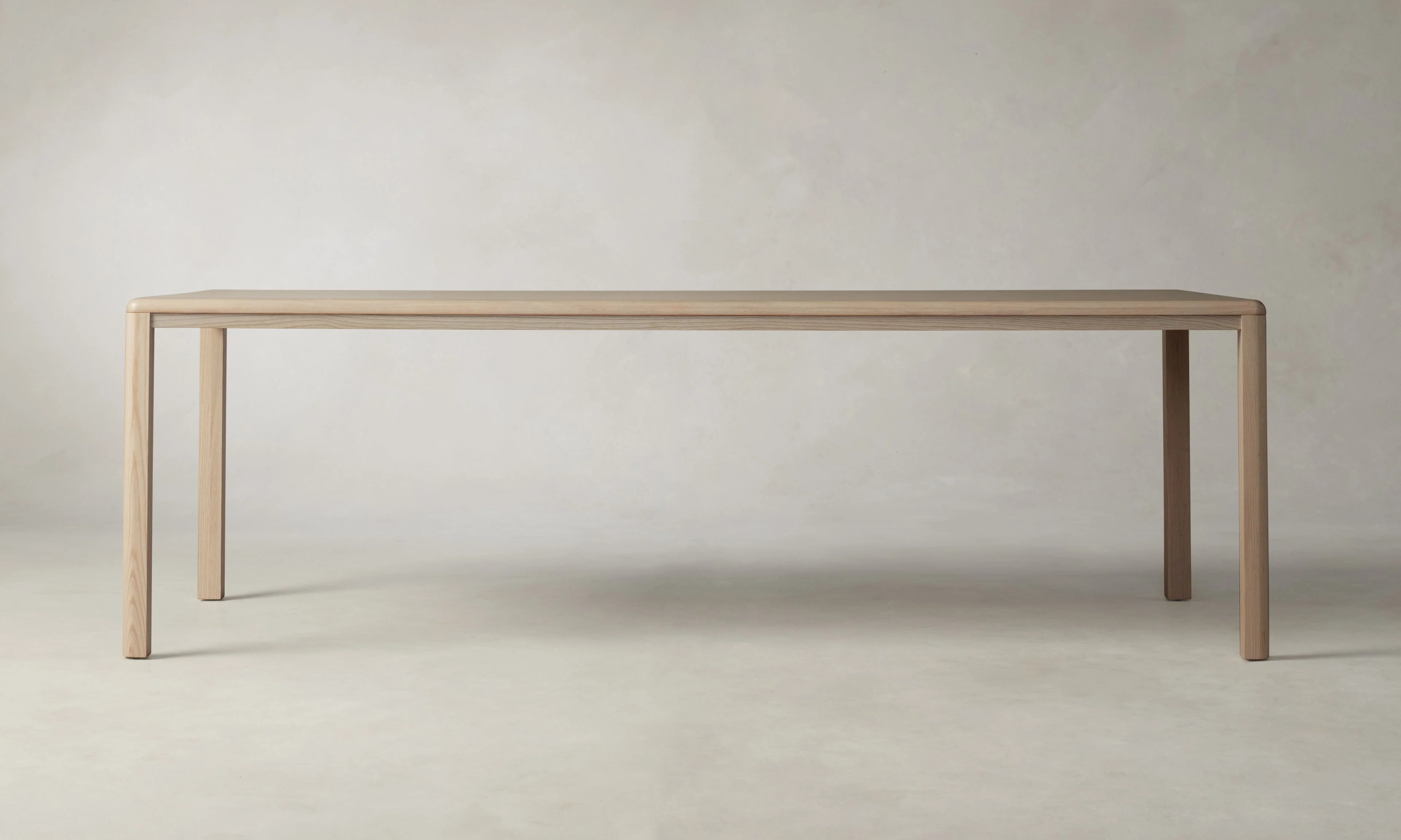 Mesa de comedor de cenizas rectas y forradas