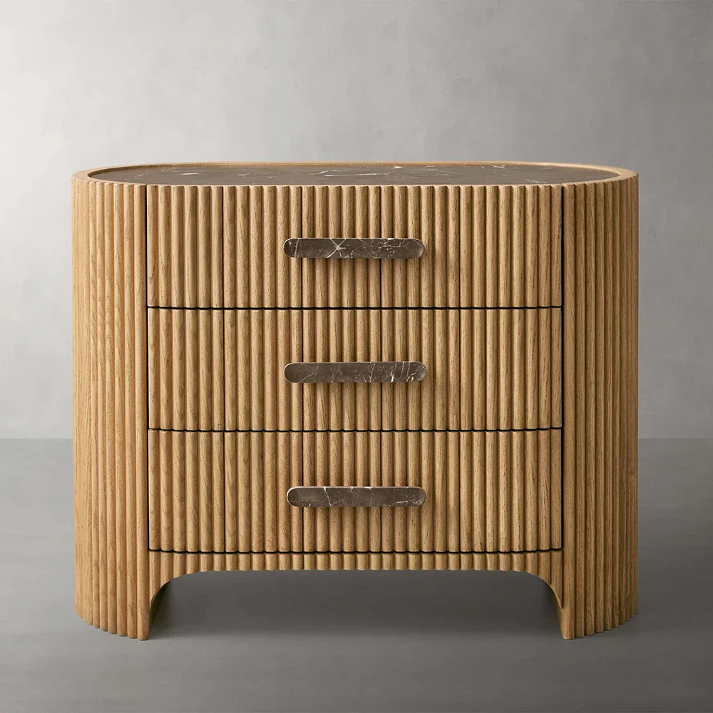 Una elegante mesita de noche de mármol con patrón de acanalado retro