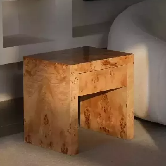 Mesa auxiliar de madera maciza: la textura natural se combina con un diseño simple, refrescando el estilo del espacio
