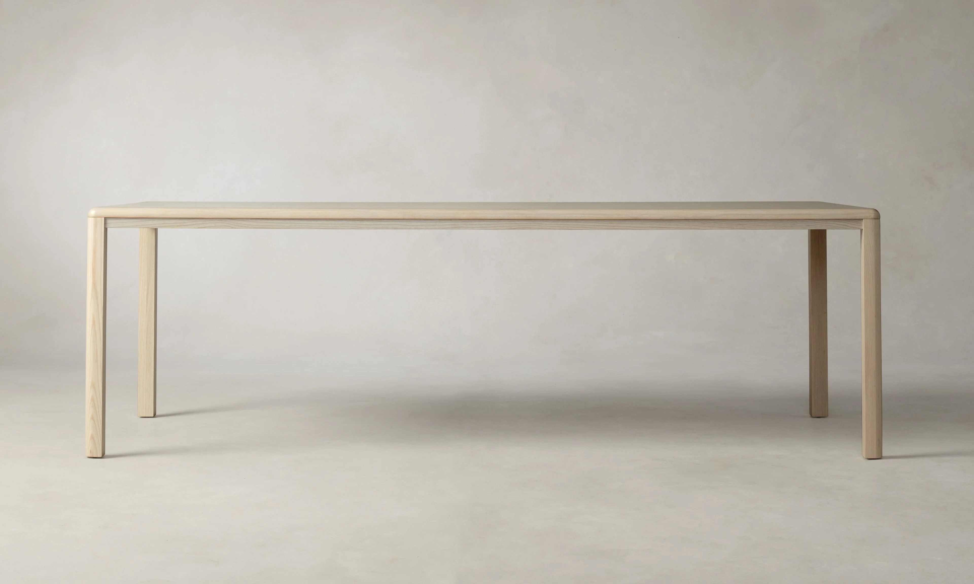 Mesa de comedor de cenizas rectas y forradas