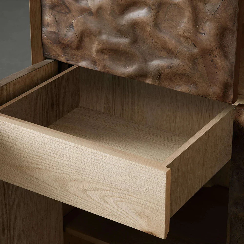 Gabinete de bronce texturizado