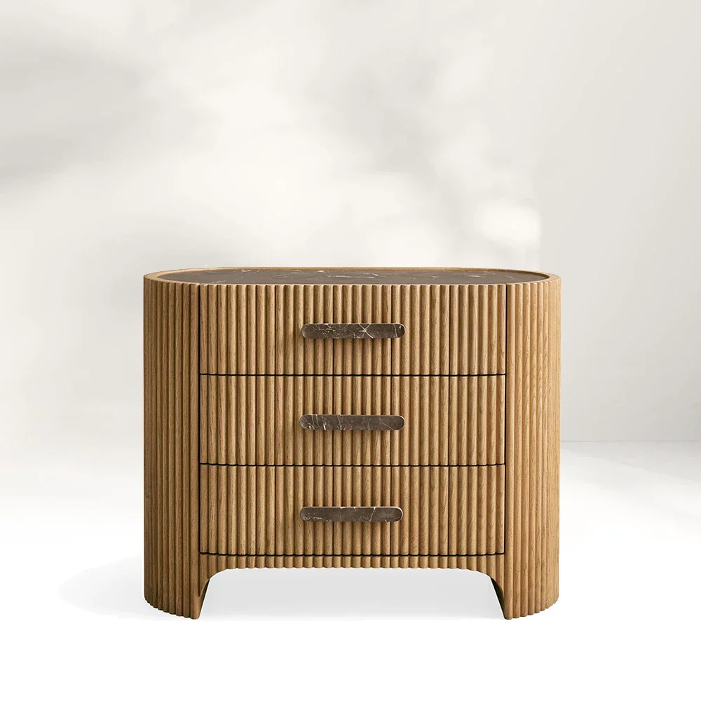 Una elegante mesita de noche de mármol con patrón de acanalado retro