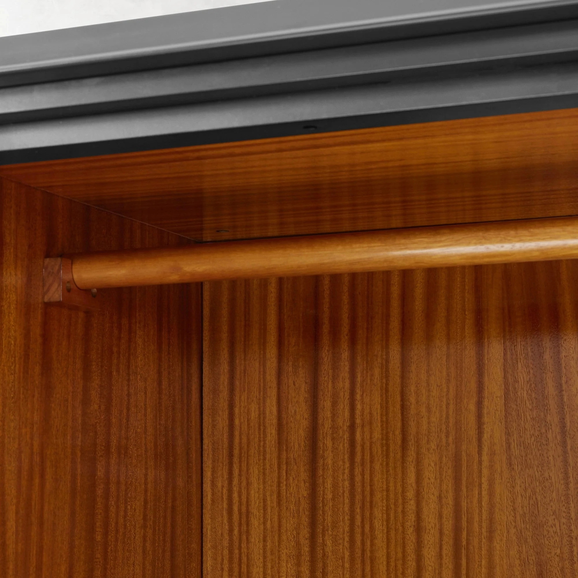 Gabinete de almacenamiento negro de puerta doble con caj&oacute;n