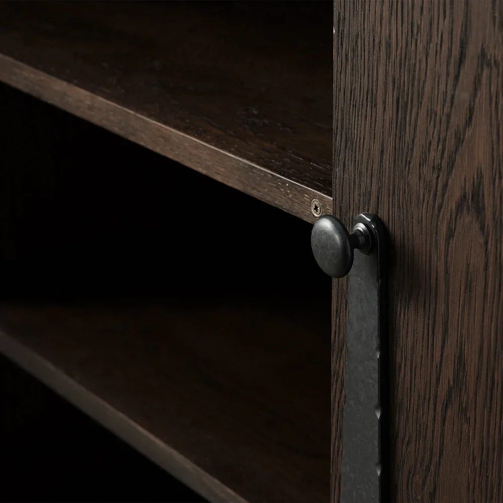 Oak artístico - Gabinete de acento de acabado con diseño arqueado