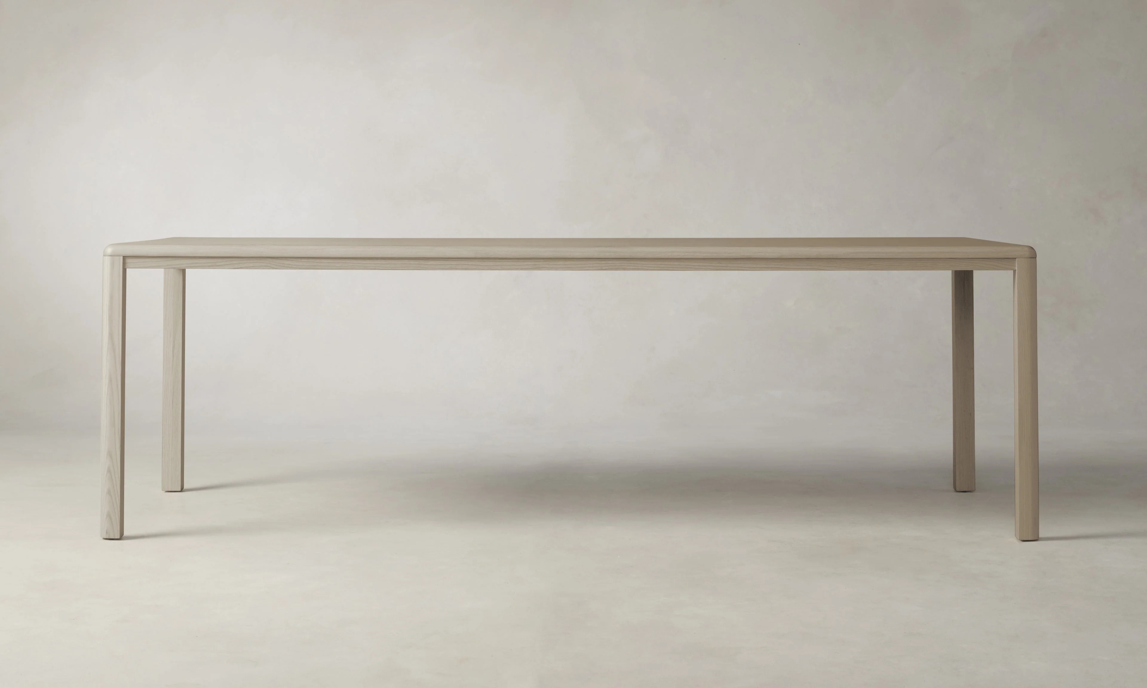 Mesa de comedor de cenizas rectas y forradas