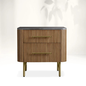 Finnley cerró la mesita de noche