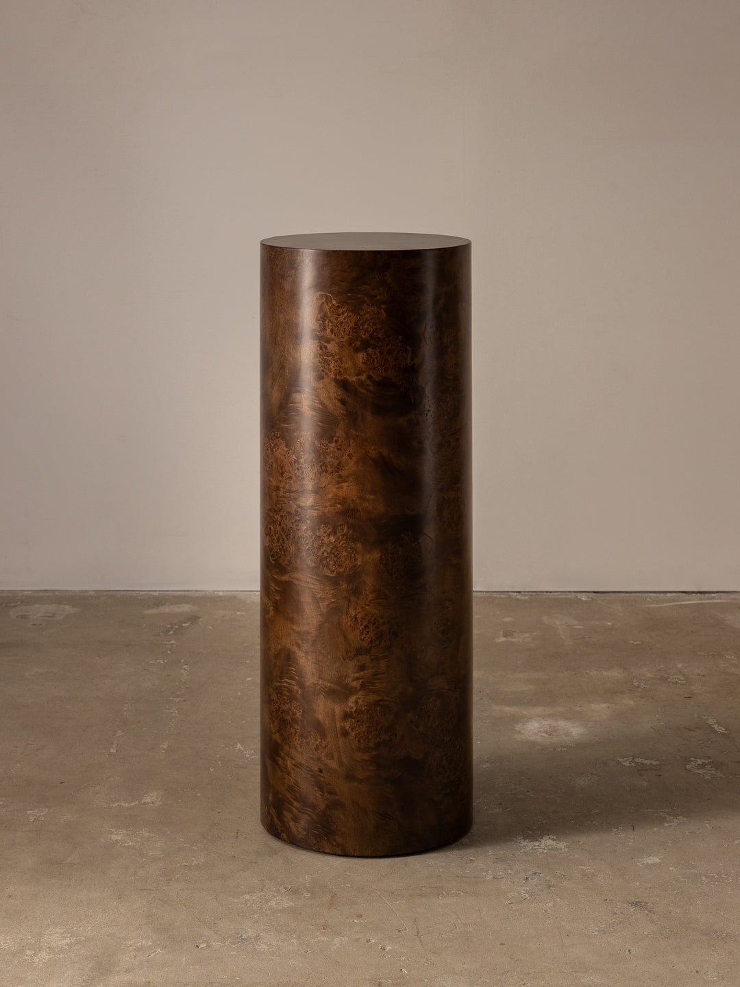 Mesa de noche de corteza de árbol