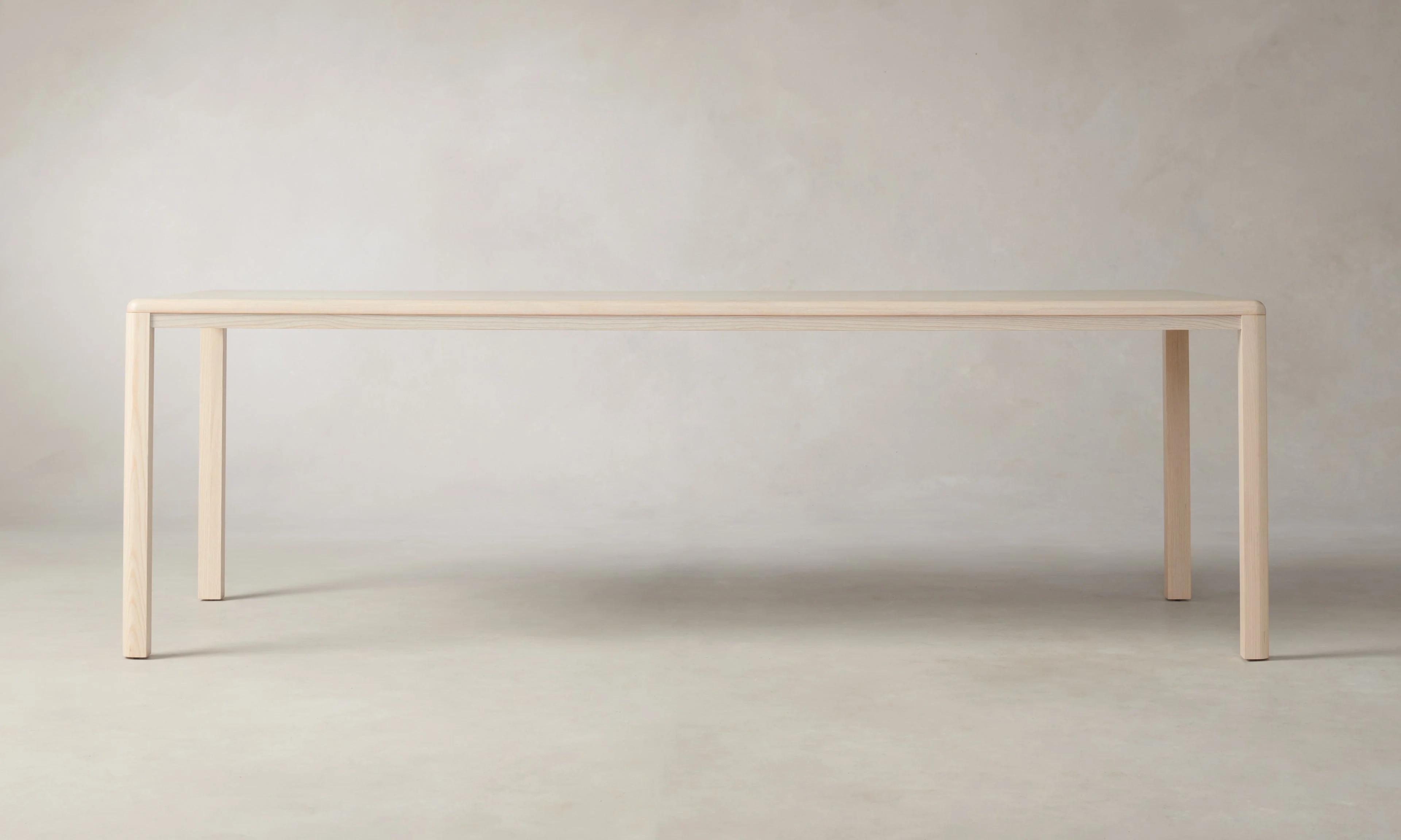 Mesa de comedor de cenizas rectas y forradas