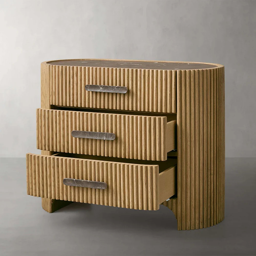 Una elegante mesita de noche de mármol con patrón de acanalado retro