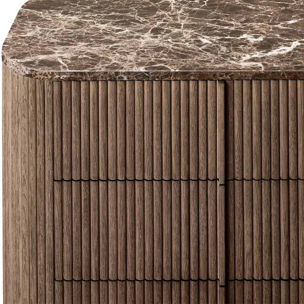 Gabinete de exhibici&oacute;n de color marr&oacute;n de roble